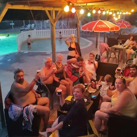 Mobil-home Avec Terrasse Pour 6 Personnes - Api-1-52-403 *
